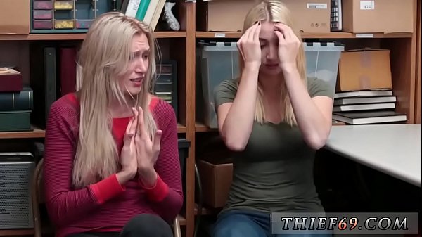 Sexy blonder Polizist und Polizei-Gangbang Eine Stiefmutter und die Tochter eines Freundes