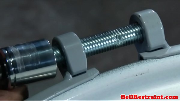 Troia trattenuta bastonata su mani e piedi