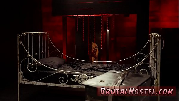 Harter Teenager-Hentai Irgendwie schafft es die arme kleine Jade, sie zu ertragen