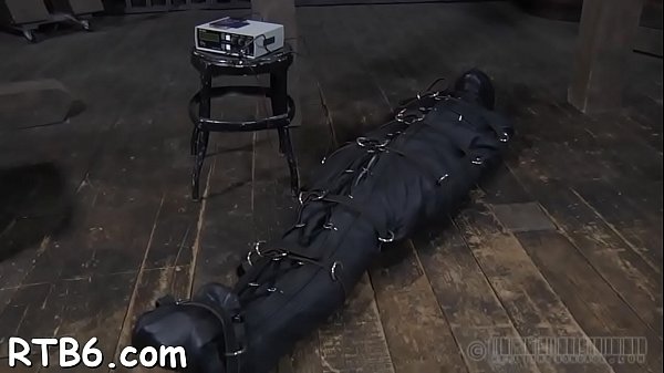 Die umgedrehte Süße bekommt beim Hardore-Sex ihre Brustwarzen geklemmt