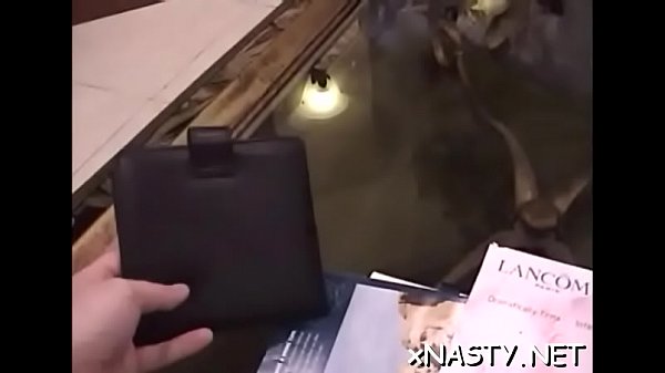 Aufgeregter Teenager kann es nicht lassen, gut bestückte Männer zu ficken