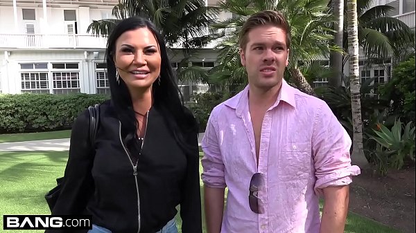 Jasmine Jae è una calda MILF con grandi tette e un clitoride con piercing. Il trio va in spiaggia dove Jasmine espone la sua figa affinché il pubblico possa vederla!