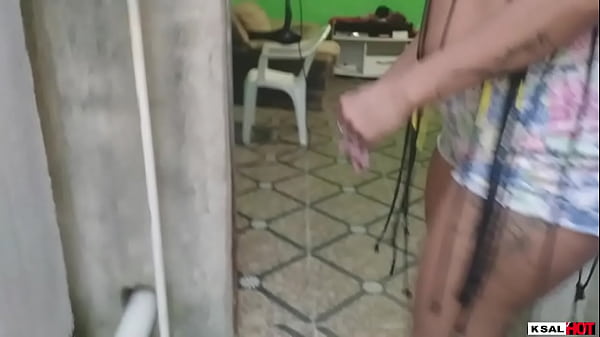 KSAL HOT sort chercher un endroit pour baiser dans la rue, et trouve une maison abandonnée, le propriétaire arrive au moment de la baise et mange la chatte du coquin Danny Hot aussi