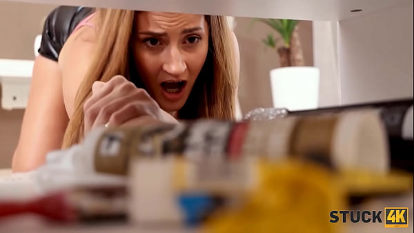 BLOCCATO4K. Un tizio cattivo approfitta della situazione difficile della sua bella