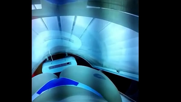 In der Bräunungsmaschine zur Schau gestellt - Riesenarsch sitzt heiß - - Nimm an meinen Videos teil -