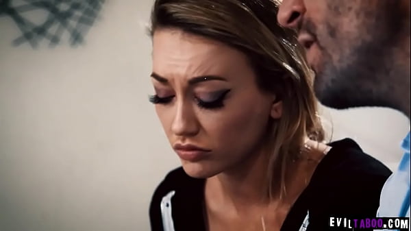 Stirling Cooper estaba enojado con Adria Allure después de que ella accidentalmente golpeó su auto. Exigió tener relaciones sexuales con él y olvidar el incidente.