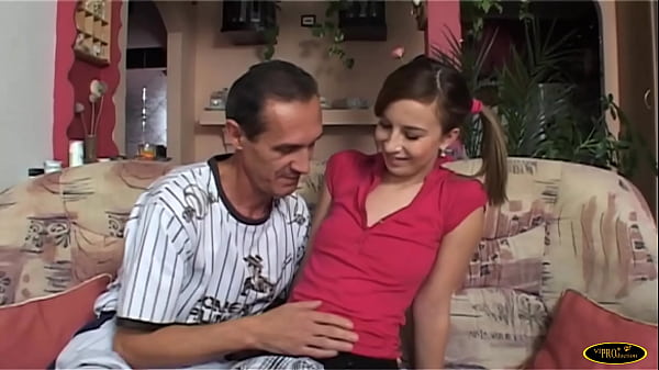 La vicina è una ragazza molto sexy e l'uomo maturo la invita a casa sua per scopare