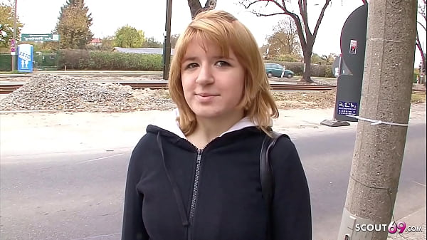 Naughty Teen Girl s'amuse avec une éjaculation