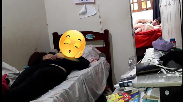 La moglie infedele scopa il suo amante alle spalle del cornuto