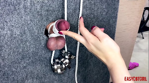 Ich habe einen Streit mit meiner Stiefschwester und ihren Freunden verloren und sie haben gefilmt, wie sie mit meinen Eiern spielen, AnnyCandy Painboy