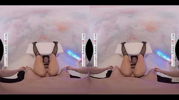 Naughty America - ¡La estrella porno morena Gia Derza estira su culo para que puedas follarle las bolas hasta el fondo!