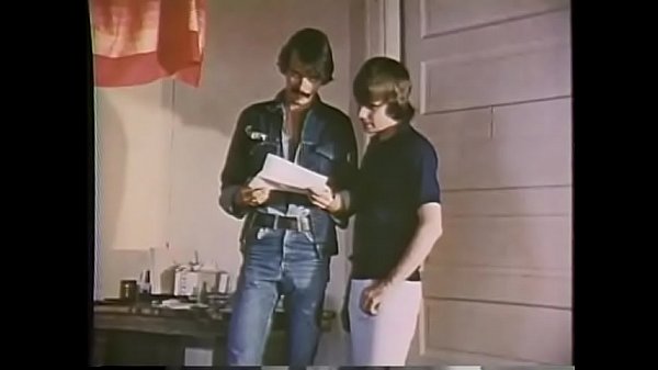 Una coppia di lanosi arrapati si diverte con fiamme alternate