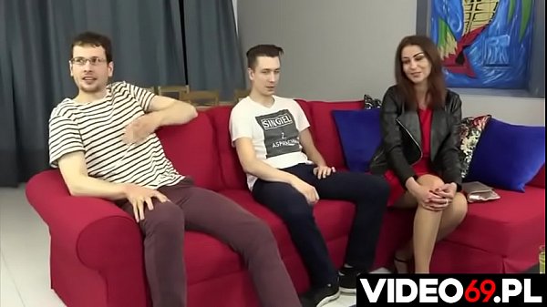 Polskie porn - Dw&oacute_ch chłopak&oacute_w posuwa mamuśkę