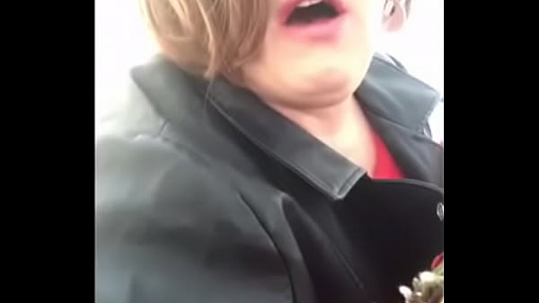 La transessuale Geordie di Karenbabes incontra un ignaro sconosciuto per una calda sculacciata con una pagaia e una severa scopata in gola. troia transessuale amatoriale