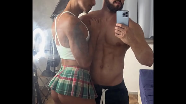 vadia de mini saia dando pra maromba pauzudo