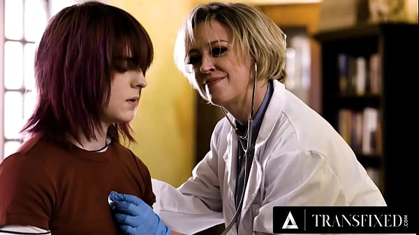 TRANSFIXED - La dottoressa Dee Williams e l'infermiera Khloe Kay seducono Jean Hollywood in un controllo bollente - PARTE 1