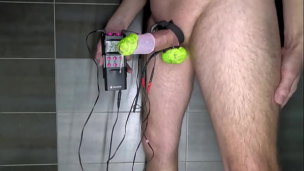 Peinture d'oeufs de Pâques sur un pénis et des testicules rasés avec de la peinture corporelle