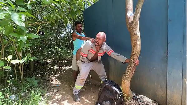 Neg&atilde_o salió de la obra para entregarle el culo al aparcacoches del aparcamiento.