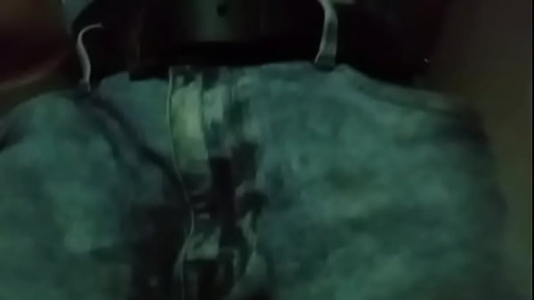 Una deliziosa pipì con il pannolino e i pantaloni addosso e nel frattempo una deliziosa cannuccia e un doppio orgasmo