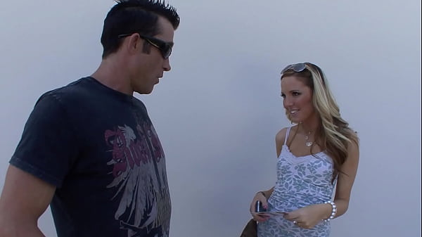 La bellissima teenager esegue squirtando