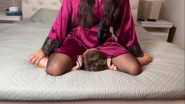 Raues Facesitting mit Ohrfeigen von Asiatin im Nachtgewand, Mundhöschen geknebelt