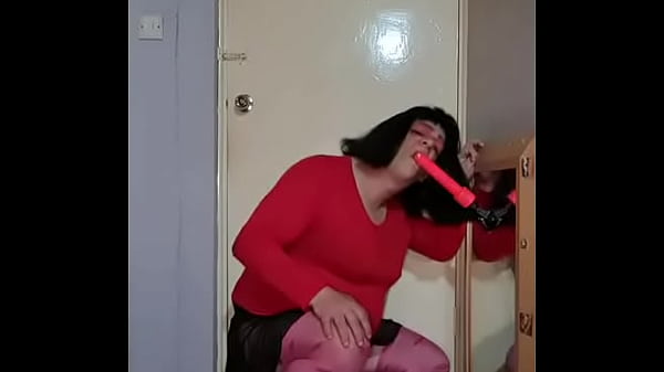 quelqu'un s'il vous plaît, donnez une bonne baise à mon cul de poule mouillée pour que je puisse avoir un bon avant-goût de mon cul autour de votre bite avec 2 branleurs votant contre