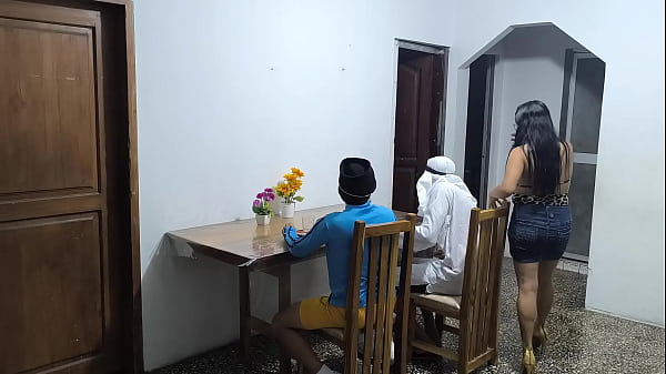 Um latino e seu amigo árabe estão em visita de negócios à Colômbia! O extravagante latino fode a garçonete que os atende.