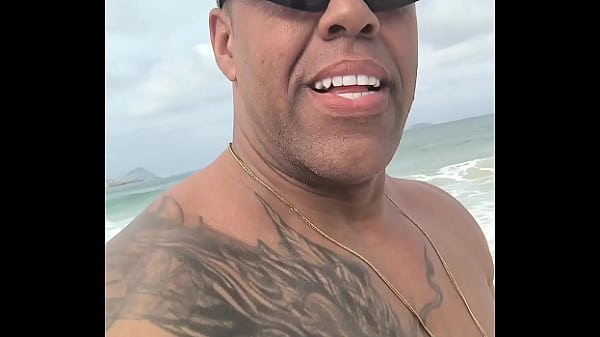 Un noto uomo di colore di Copacabana va in Ucraina per incontrare donne straniere