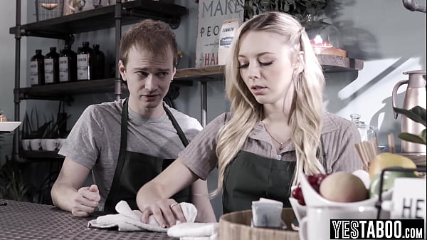 Zierliche blonde Barista bläst und fickt ihren betrügerischen Freund im Café