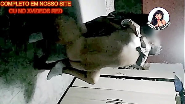 Una sexy teenager amatoriale si esibisce