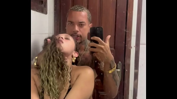 Famosinha Casada from Recife giving it to the Flamengo player in the bathroom on vacation