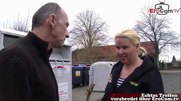 Geiler deutscher Opa bittet Hausfrau um Sex auf der Straße