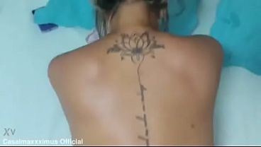 Il culo caldo ha un culo stretto e goloso che scopa con entusiasmo il cazzo dell'uomo dotato