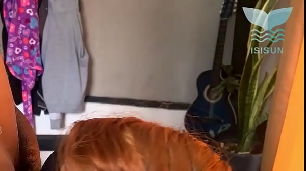 Die Freundin meiner Frau schmuggelt mich während ihrer Abwesenheit auf die Airbnb-Couch und bläst mir unglaublich einen.