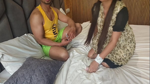 Sesso tra patrigno e figliastra con il pretesto di un massaggio con olio Patrigno con la figliastra con il pretesto di un massaggio con olio