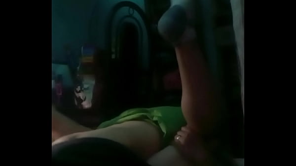 Pareja amateur disfrutando en la oscuridad