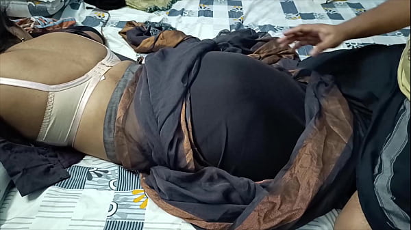 Bella teenager si spoglia amatoriale