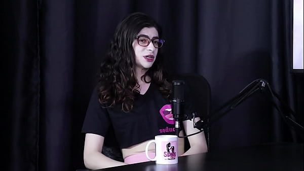 Sie hat eine Reihe von Fotos gemacht, auf denen sie ihren Schwanz versteckt, und einem Mann gefiel es, und obwohl sie schüchtern ist, macht sie im Internet, was sie will – Yumi Trap (Transsexuell) (SHEER/ROT)