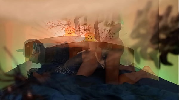 Halloween mit Jon Arteen, Geisterjunge fickt Bareback-Emo-Femboy bis zum Orgasmus und stöhnt