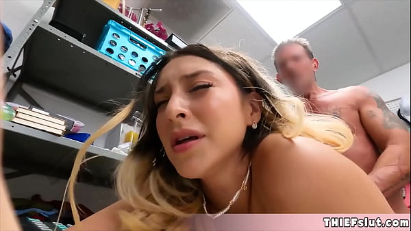 Una bella taccheggiatrice bionda californiana catturata e scopata da dietro da un poliziotto del centro commerciale in una telecamera a circuito chiuso