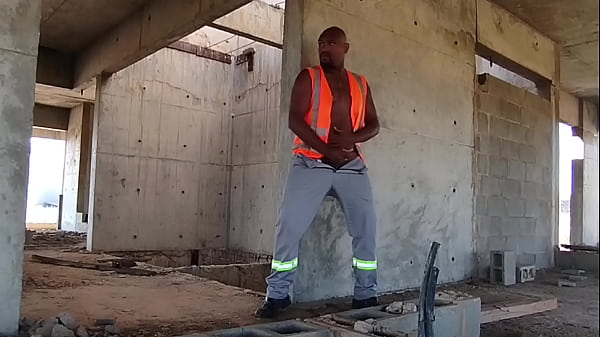 Operaio che si diverte in cantiere