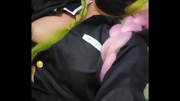 Mon ami otaku avec le cosplay de Mitsuri s'excite après la soirée de la convention