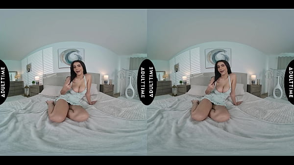 UP CLOSE VR - Você agarra os enormes seios naturais de Roxie Sinner enquanto ela cavalga descontroladamente seu pau grande POV