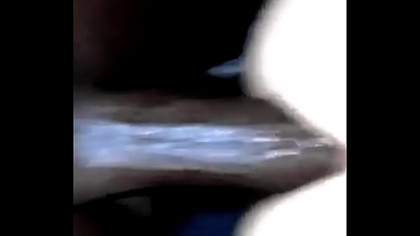 Der Freund des Hahnrei erfüllt sein sexuelles Verlangen, den Arsch der Frau seines Freundes zu essen, indem ein dicker, dicker Schwanz mehrmals in den Anus eindringt und in den Arsch des verheirateten japanischen Mädchens eindringt. Als der Ehemann ankommt, stellt er fest, dass seine Frau benutzt wird und heimlich überall abspritzt