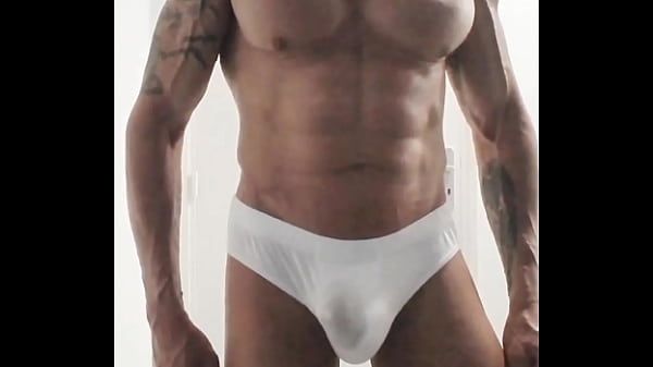 Exhibitionniste dans les vestiaires je fais pipi dans mes sous vêtements avant d'éjaculer dedans,