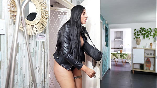 Une assassine enceinte se concentre sur sa cible