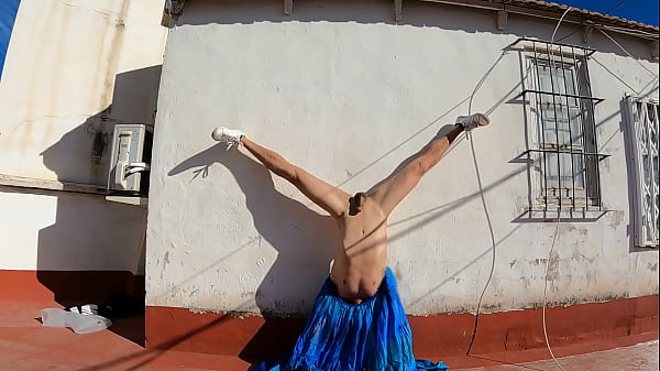 穿着透明连衣裙的娘娘腔女神锻炼她华丽的鸡巴、屁股和边缘 [4K 240 FPS