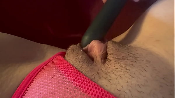 Milf italiana de grandes tetas Artemisia Love Hot Conduciendo y mostrando sus grandes tetas cachondas y sus pezones duros afuera en el auto