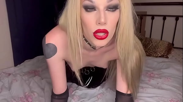 Das blonde TS-Babe Eris Jolie wichst sich mit rotem Lippenstift und Netzstrümpfen einen runter