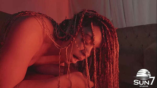 El fantasma del sexo rondaba la casa, ¡decidió follarse a la zorra loca por las pollas! - Clarkes y Lua Baiana - Halloween